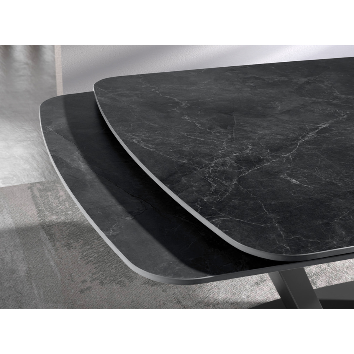 Mesa comedor Angel Cerdá extensible ovalada barril con tapa de mármol porcelánico en negro con vetas grises en acabado mate 160x100x76cm