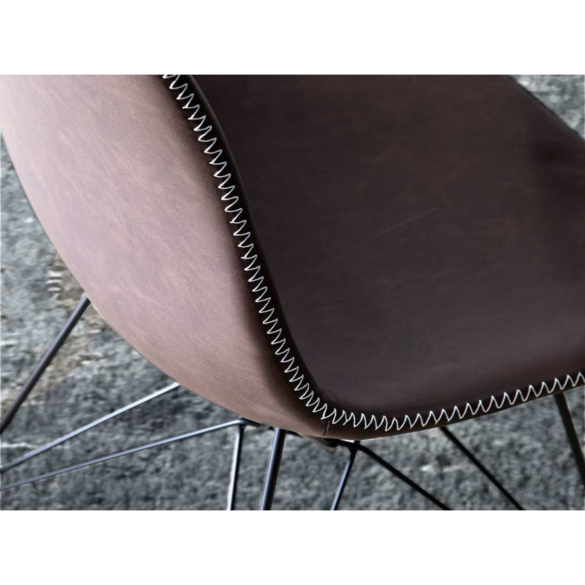 Set de 2 sillas – Polipiel marrón corteza y costura en zigzag