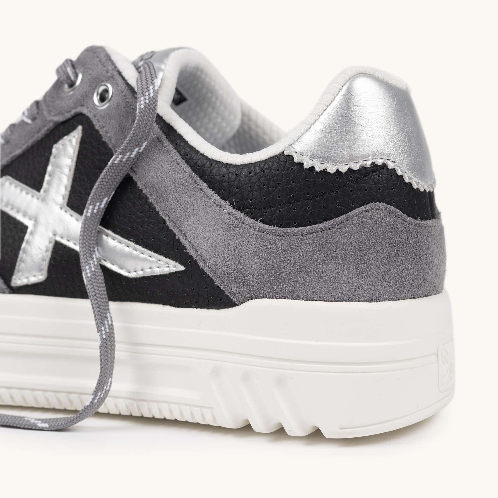 Zapatilla Platform en Negro y Gris con Detalles Plata MUNICH MINA 13