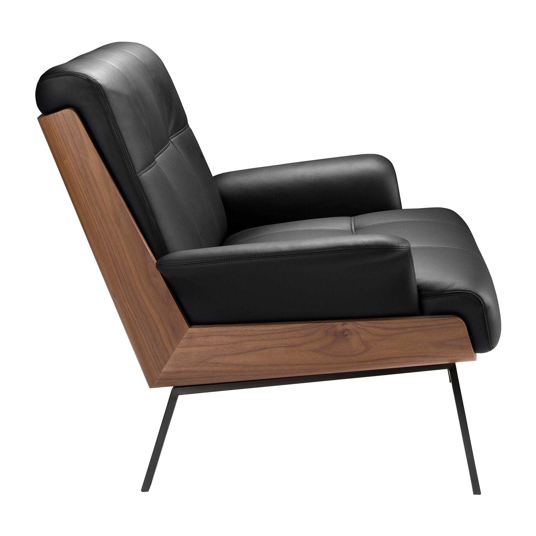 Sillón Angel Cerdá con reposabrazos con asiento y respaldo tapizados en polipiel negro detalle en madera chapada en nogal natural patas de acero inoxidable en negro 90x87x82cm