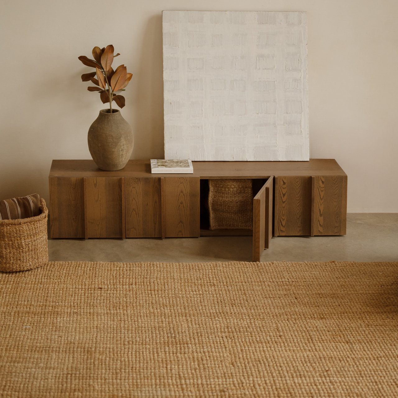 Mueble TV de chapa de fresno natural con listones en tono avellana en varias medidas