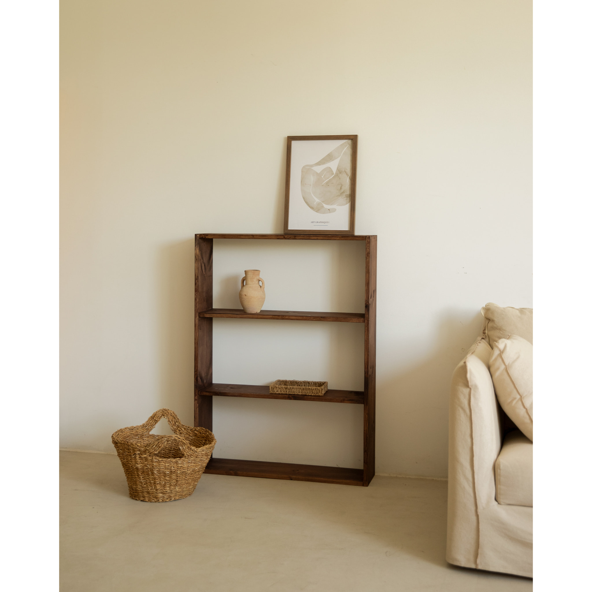 Estantería de madera maciza tono nogal con 2 estantes Alto: 110 Largo: 80 Ancho: 20