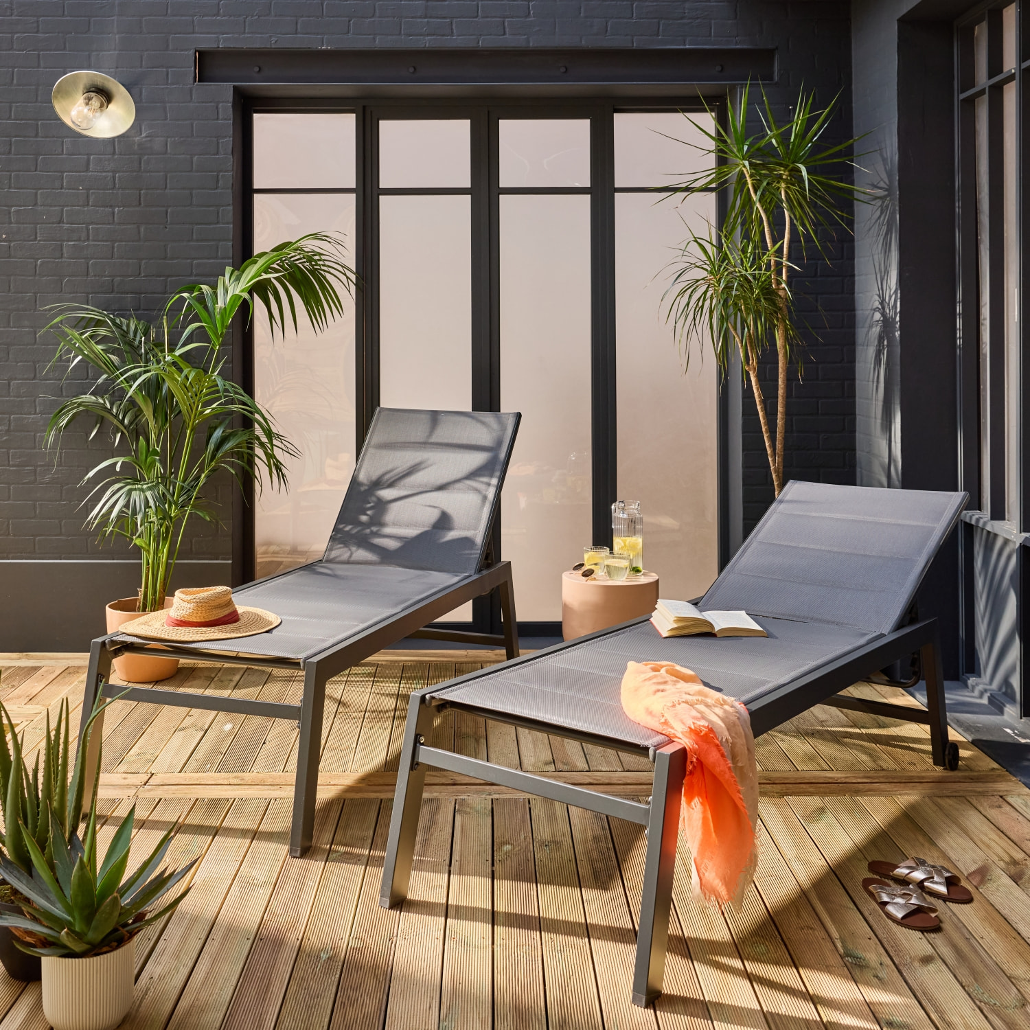 Lot de 2 bains de soleil Solis en textilène matelassé. transats 6 positions. structure gris anthracite. textilène gris