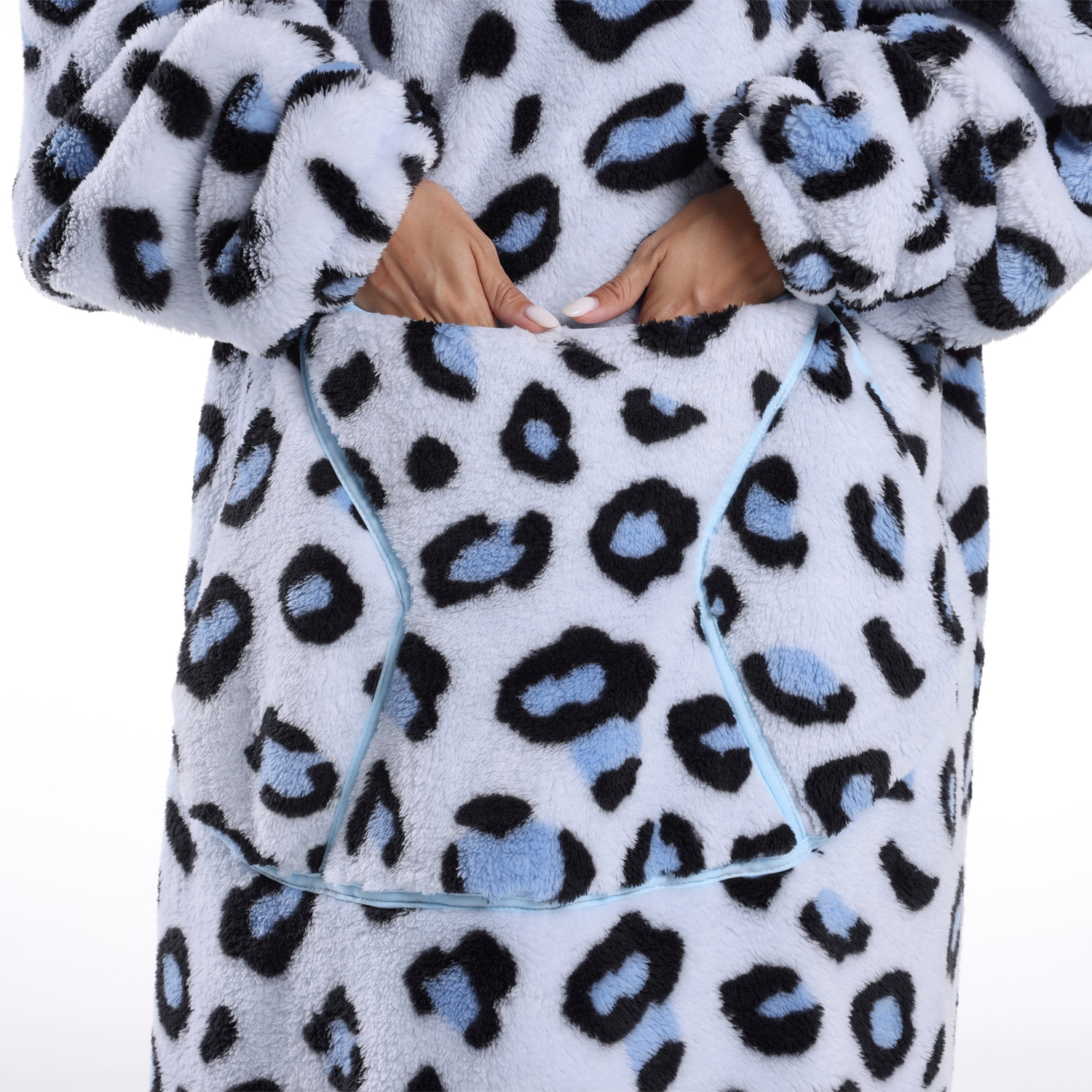 Bata estilo sudadera y manta de felpa extrasuave. Triple bolsillo frontal tipo canguro. Diseño leopardo blanco tipo largo.