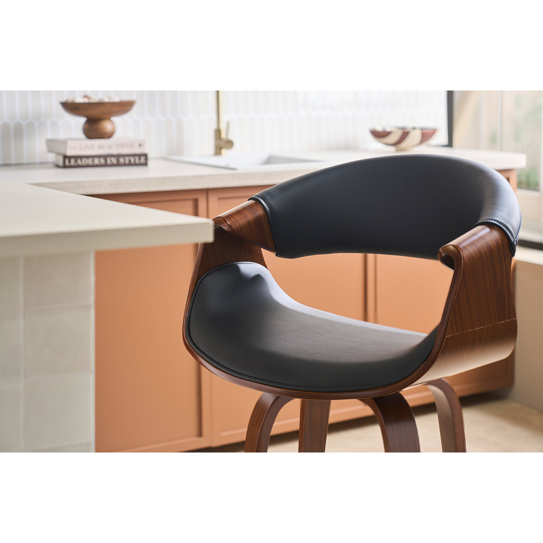 Tabouret de bar design noir et bois foncé 65 cm pivotant 360° ARAMIS