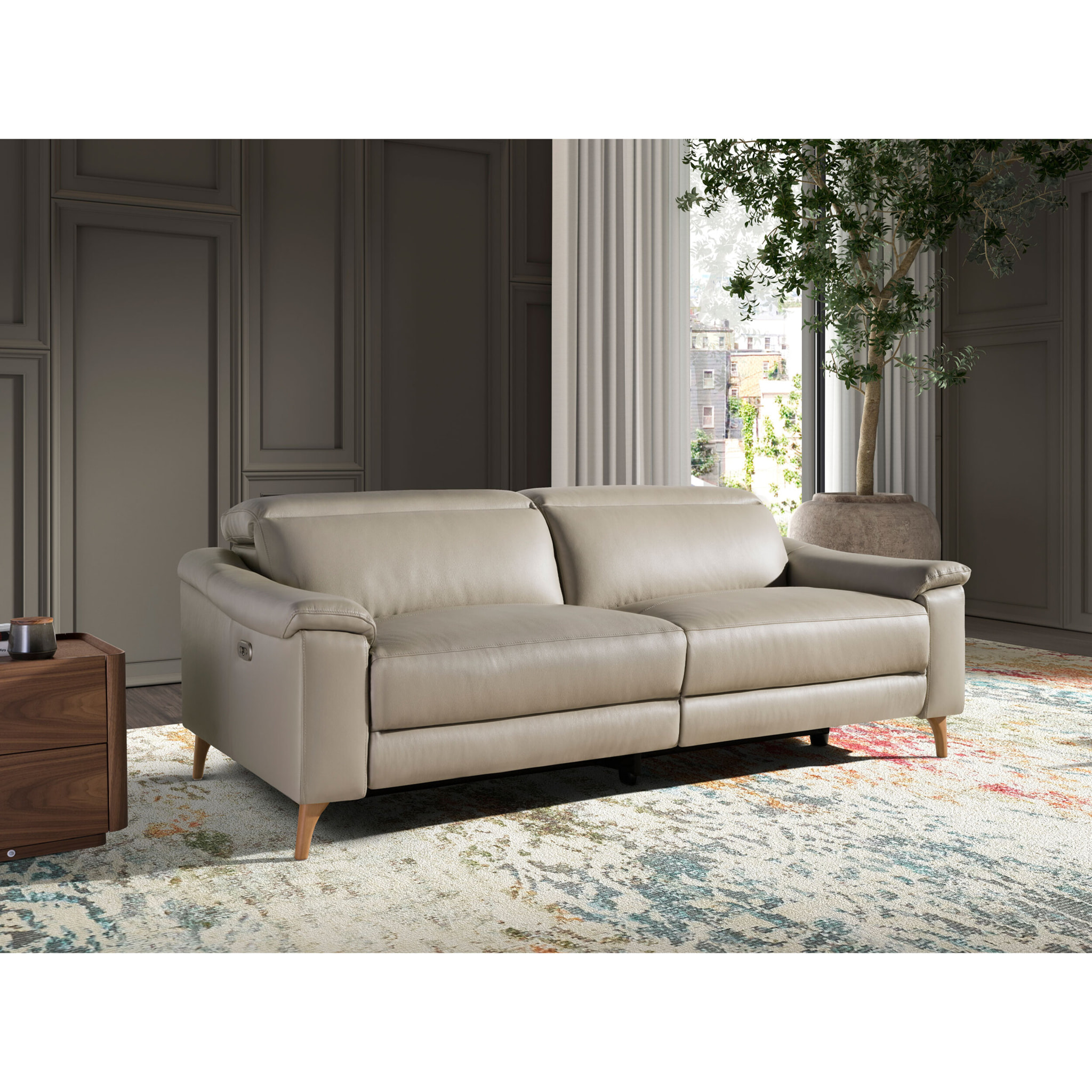 Sofá relax de 3 plazas tapizado en piel de origen vacuno en gris taupe con reposacabezas patas de madera en miel 2 sistemas de relax eléctrico 208x104x102cm