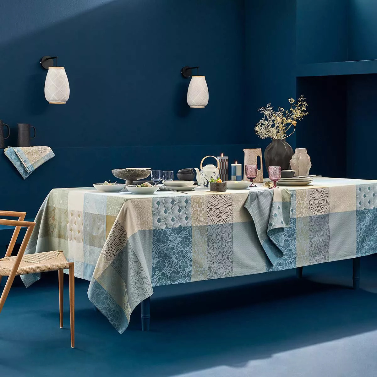 Nappe pur coton enduit motif jacquard bleu beige Mille zen ecume