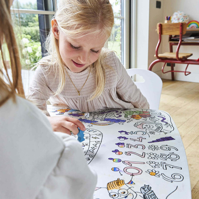 Table enfant à colorier L'atelier des artistes – Coloritable Les drôles de bouilles. Made in Europe. effaçable. 60x60cm. pieds ronds en bois. feutres fournis