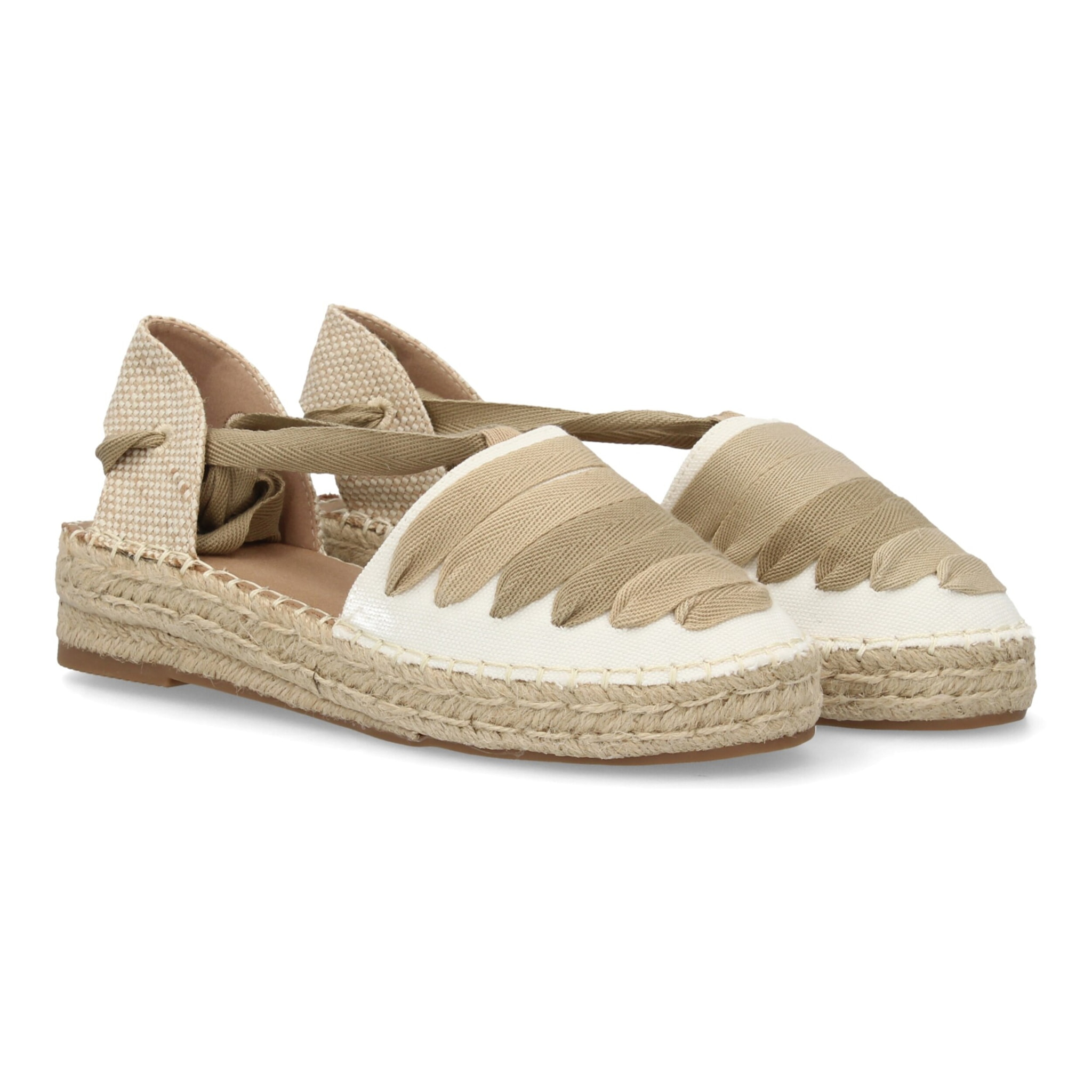 Sandalia de plataforma con cintas.