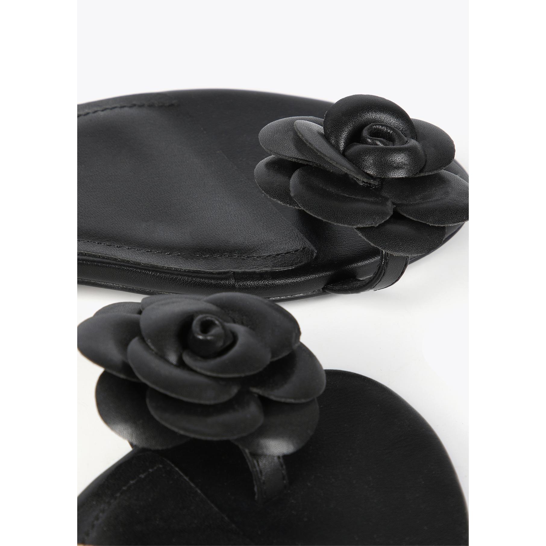 Sandali con fiore e fascetta in metallo