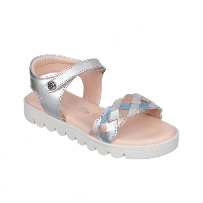 Sandalia toda en piel con suela hiper flexible.