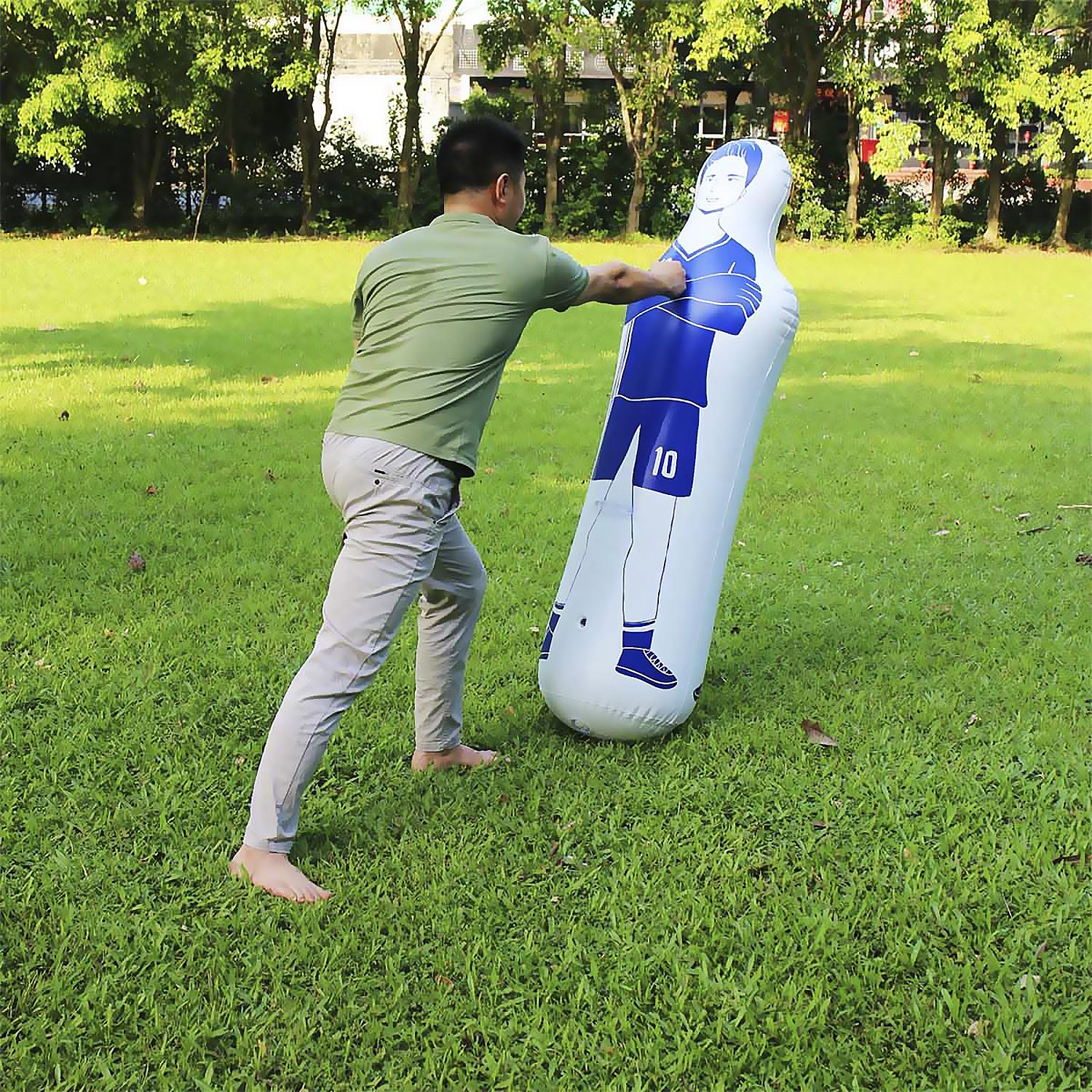 Calciatore gonfiabile da 160 cm. Ostacolo, punching ball, palpeggiamento.