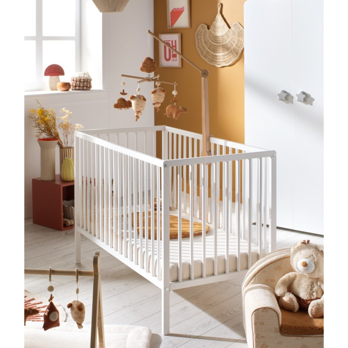 Chambre complète bébé avec lit 120x60cm à barreauxet commode à langer 3 tiroirs