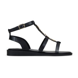 Sandalias planas negras con monedas doradas