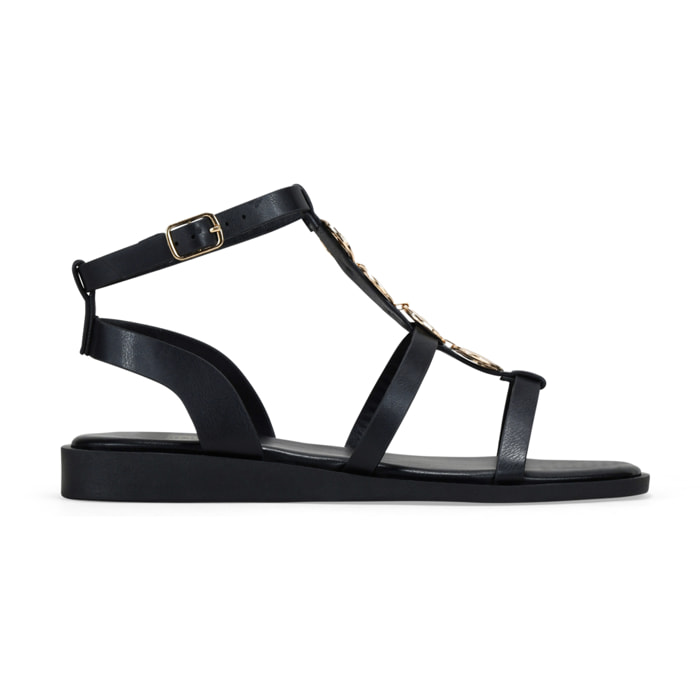 Sandalias planas negras con monedas doradas