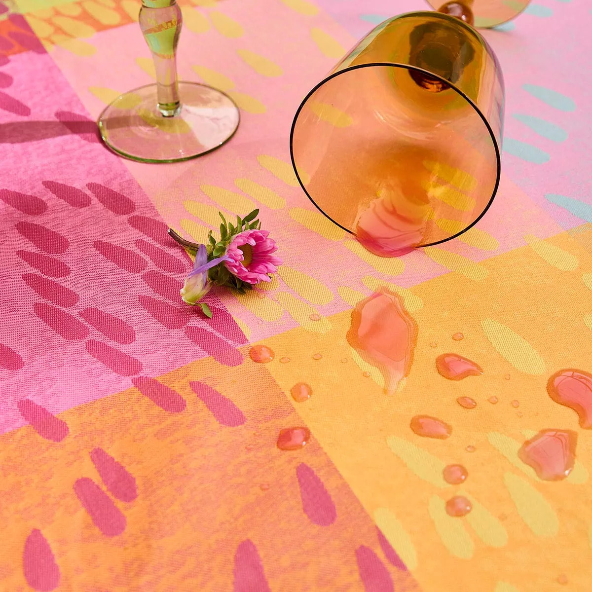 Nappe pur coton enduit 220 g/m² motif jacquard rose vert Mille sources berlingot