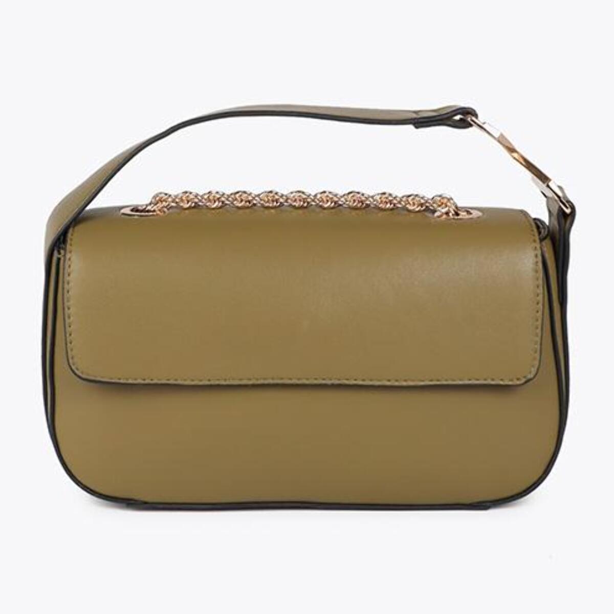 Elegante borsa a tracolla con patta strutturata e logo metallico