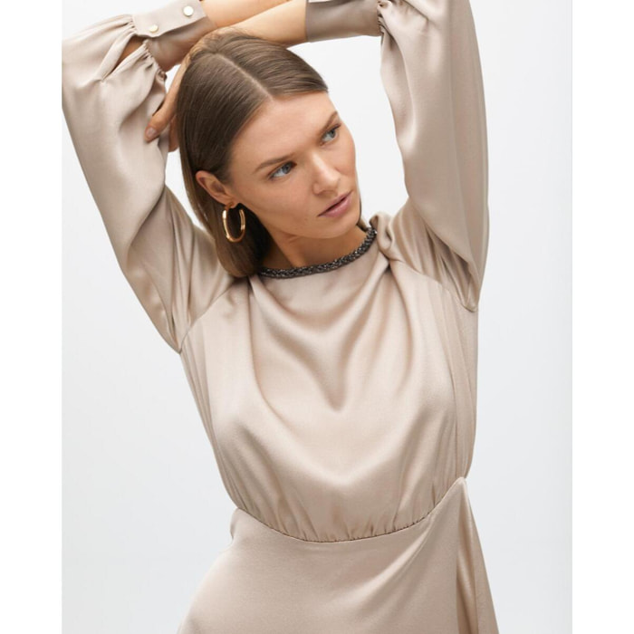 Abito corto con dettaglio gioiello sul colletto