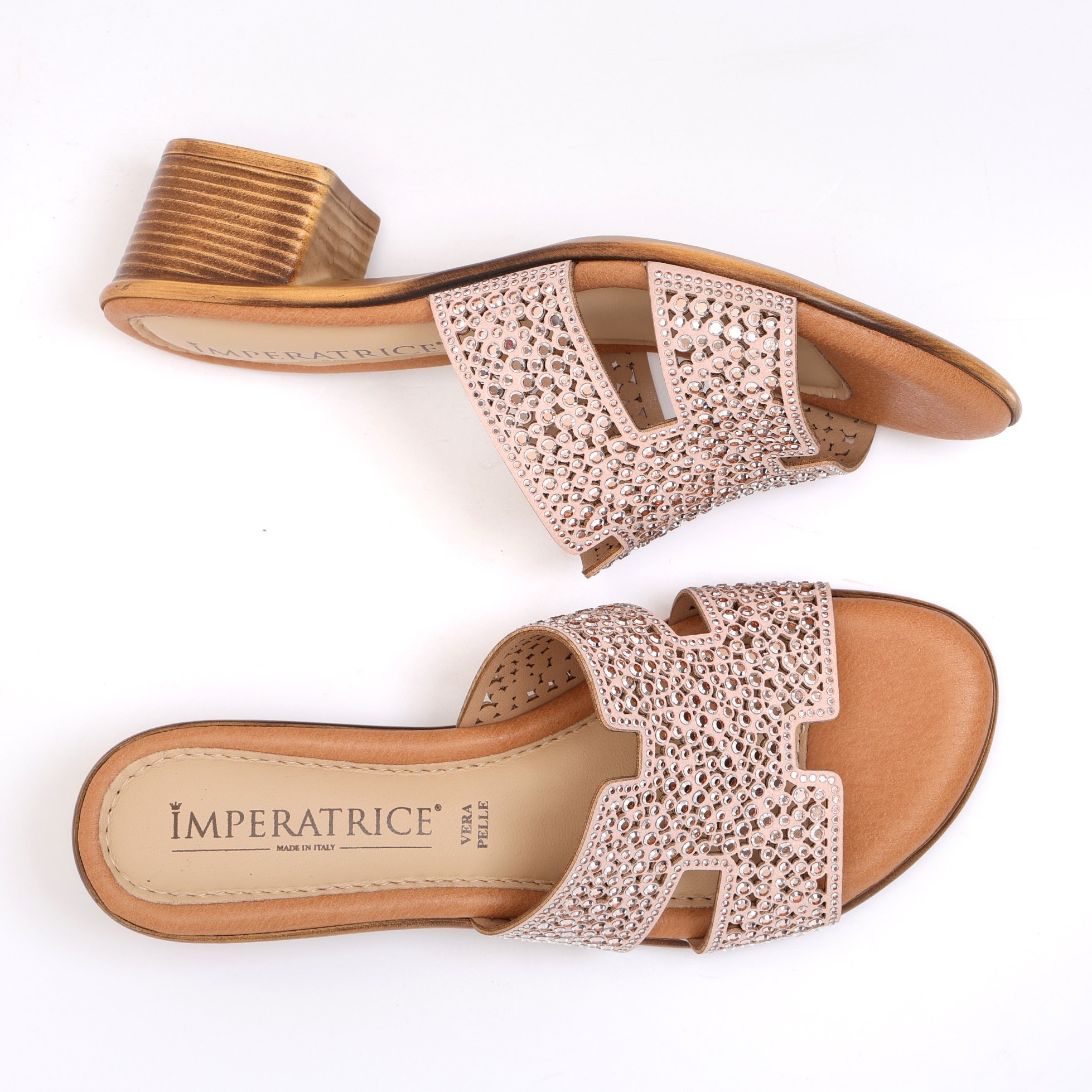 Sandali in simil pelle con applicazioni di strass e sottopiede comodissimo in memory