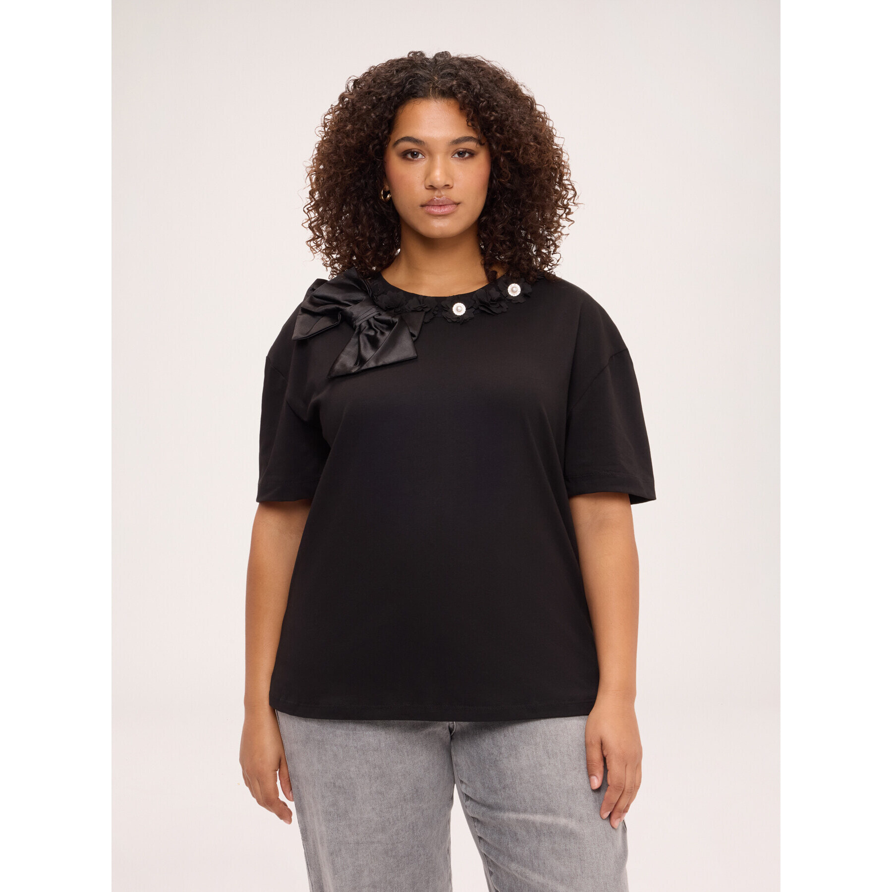Fiorella Rubino - T-shirt con applicazioni floreali e fiocco - Nero