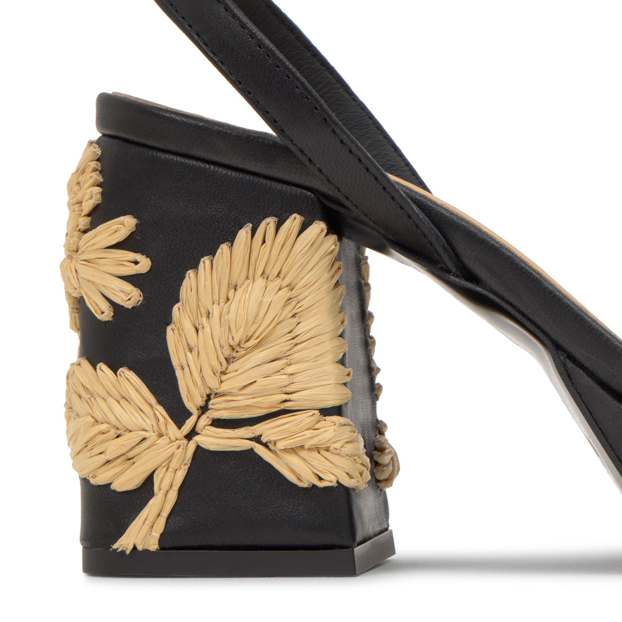 Sandalia Vasilia tacón forrado en napa con motivos florales bordados y hebilla