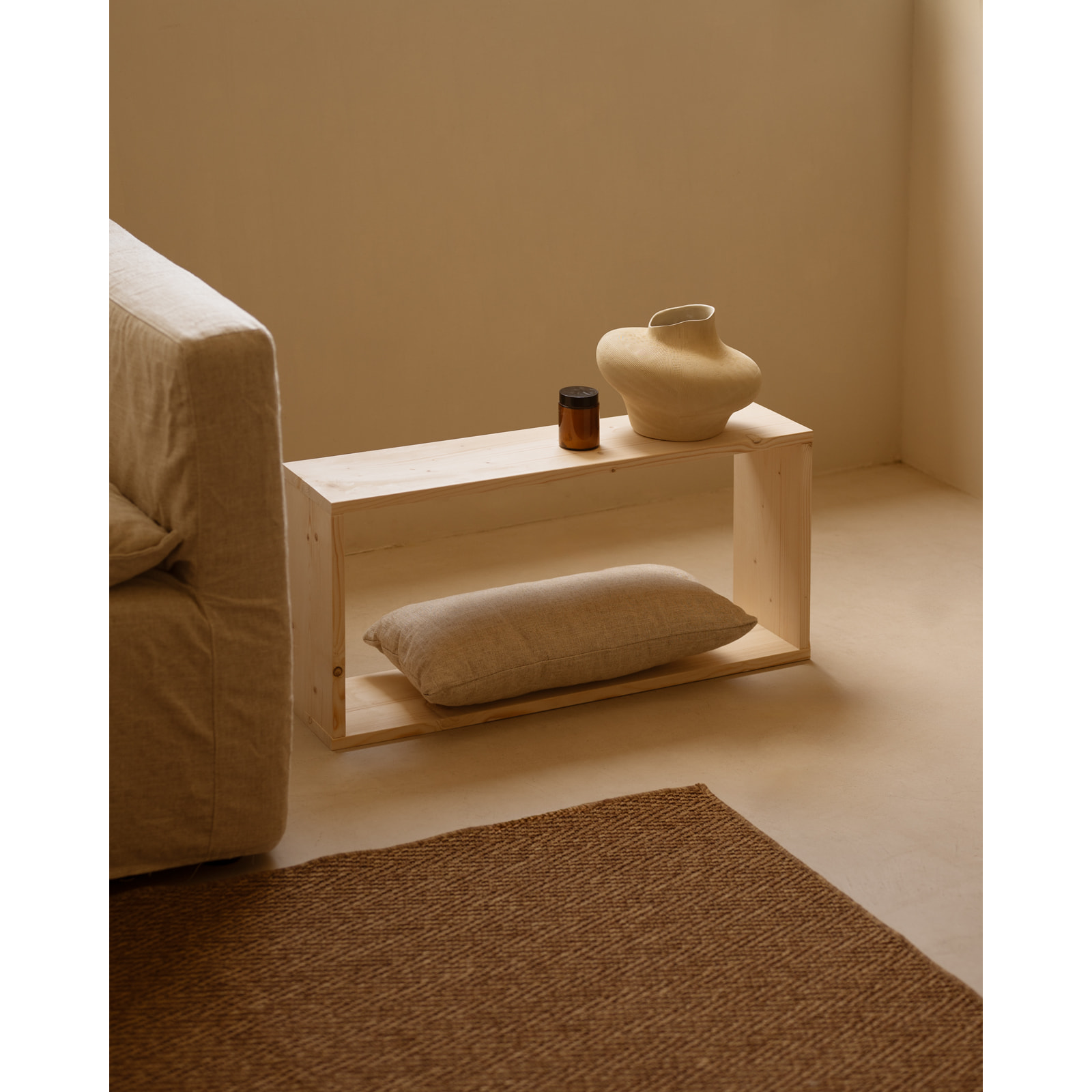 Mueble auxiliar de madera maciza en tono natural Alto: 38 Largo: 80 Ancho: 20