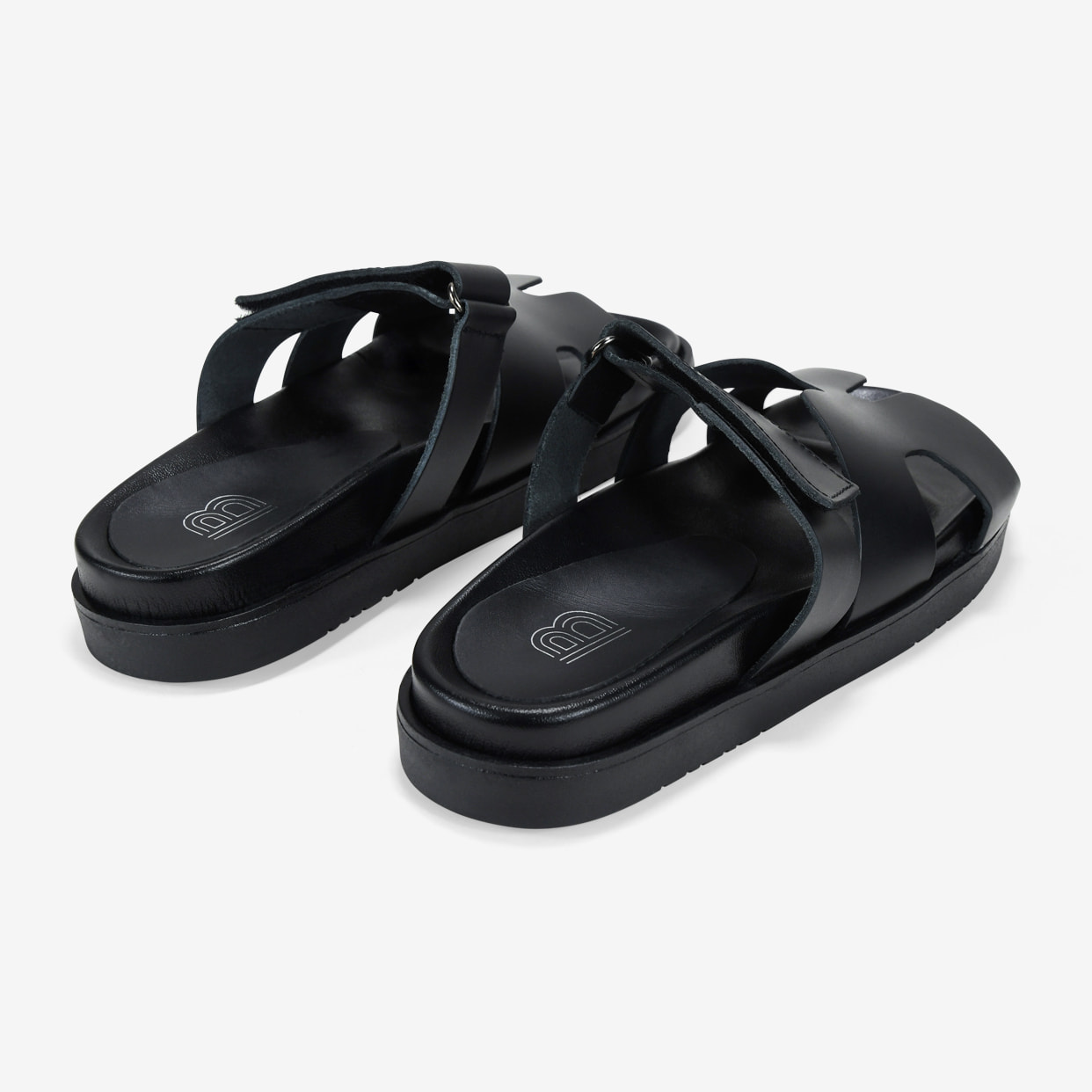 Sandalias planas negras en piel