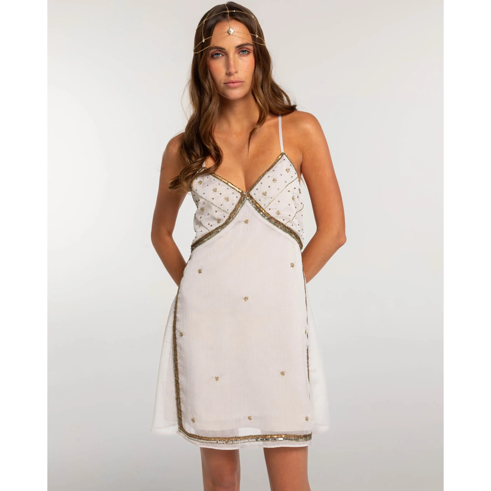 Vestido corto de tirantes con bordados