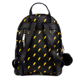 Mochila Negra Pokémon Premium. Espacioso compartimento principal con bolsillo delantero y trasero. Con accesorio pompom.