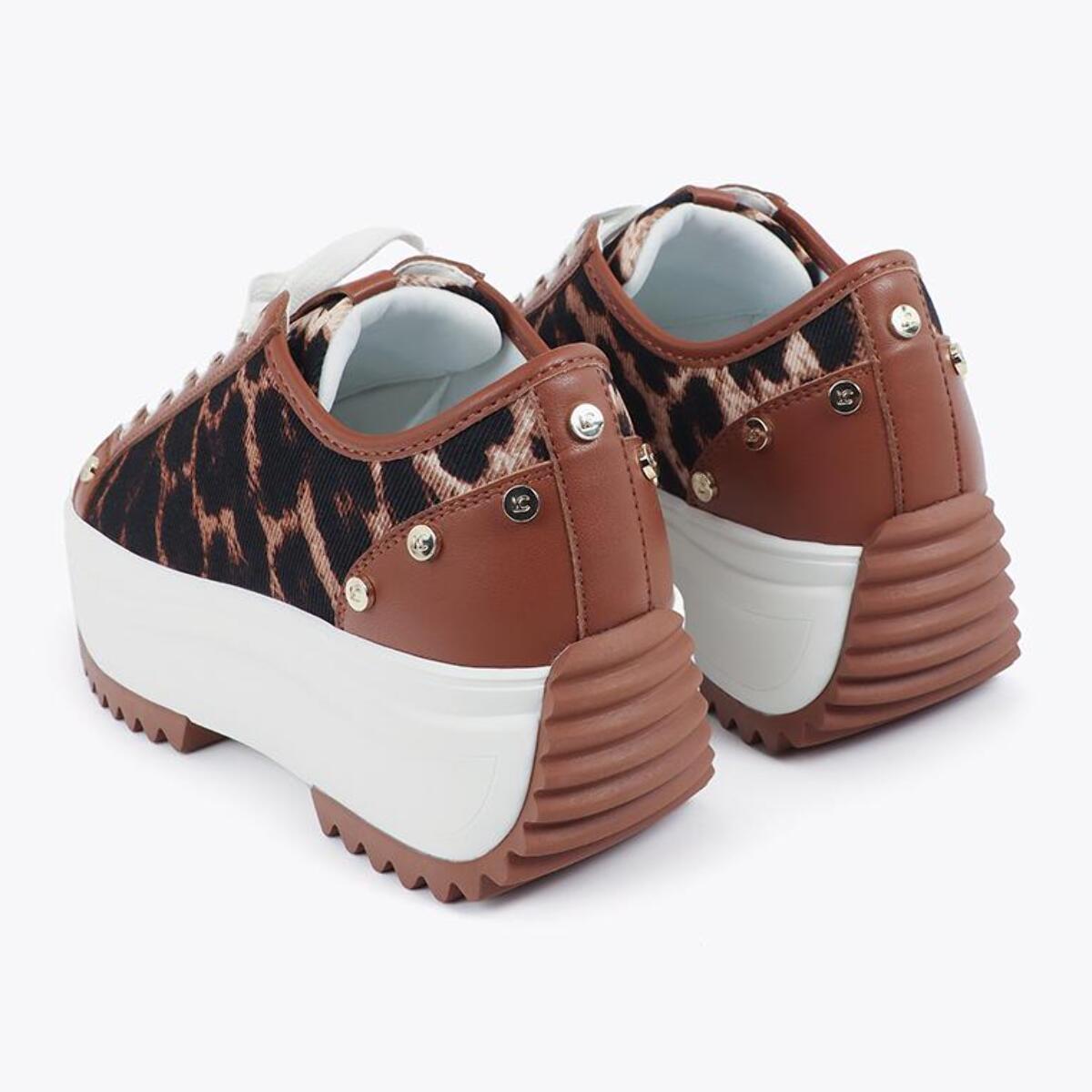 Sneaker con plateau e stampa leopardata con dettaglio borchiato