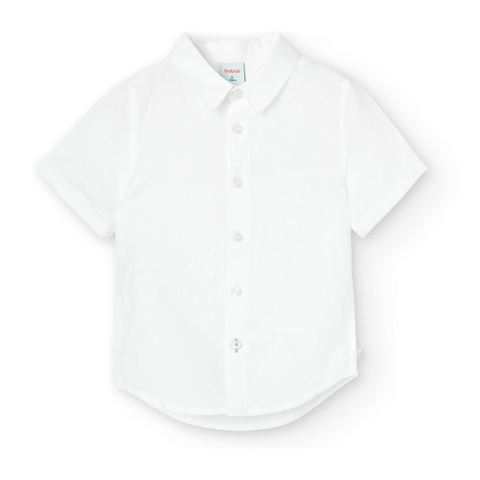 Camisa blanca con mangas cortas y bolsillo decorativo