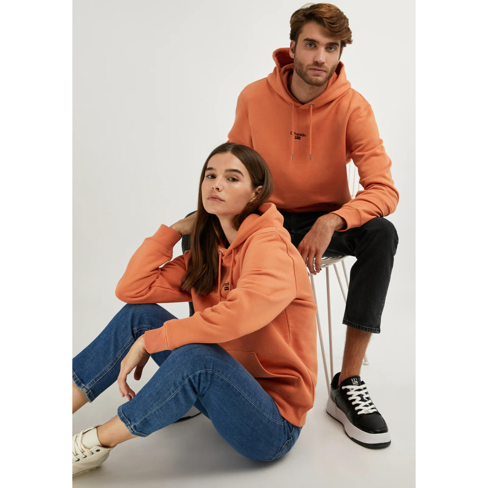 Sudadera Unisex Color Naranja Con Capucha y Logo D.Franklin negro