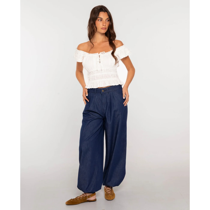 Pantalón vaquero ancho con bajo abullonado de mujer