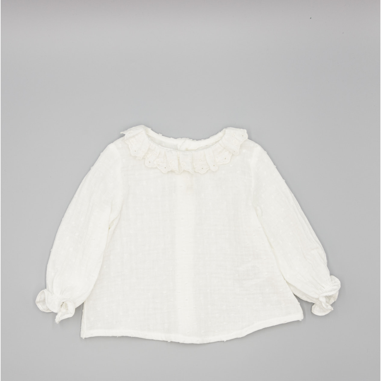 Camisa Blanca De Muselina Plumeti Y Cuello Bordado