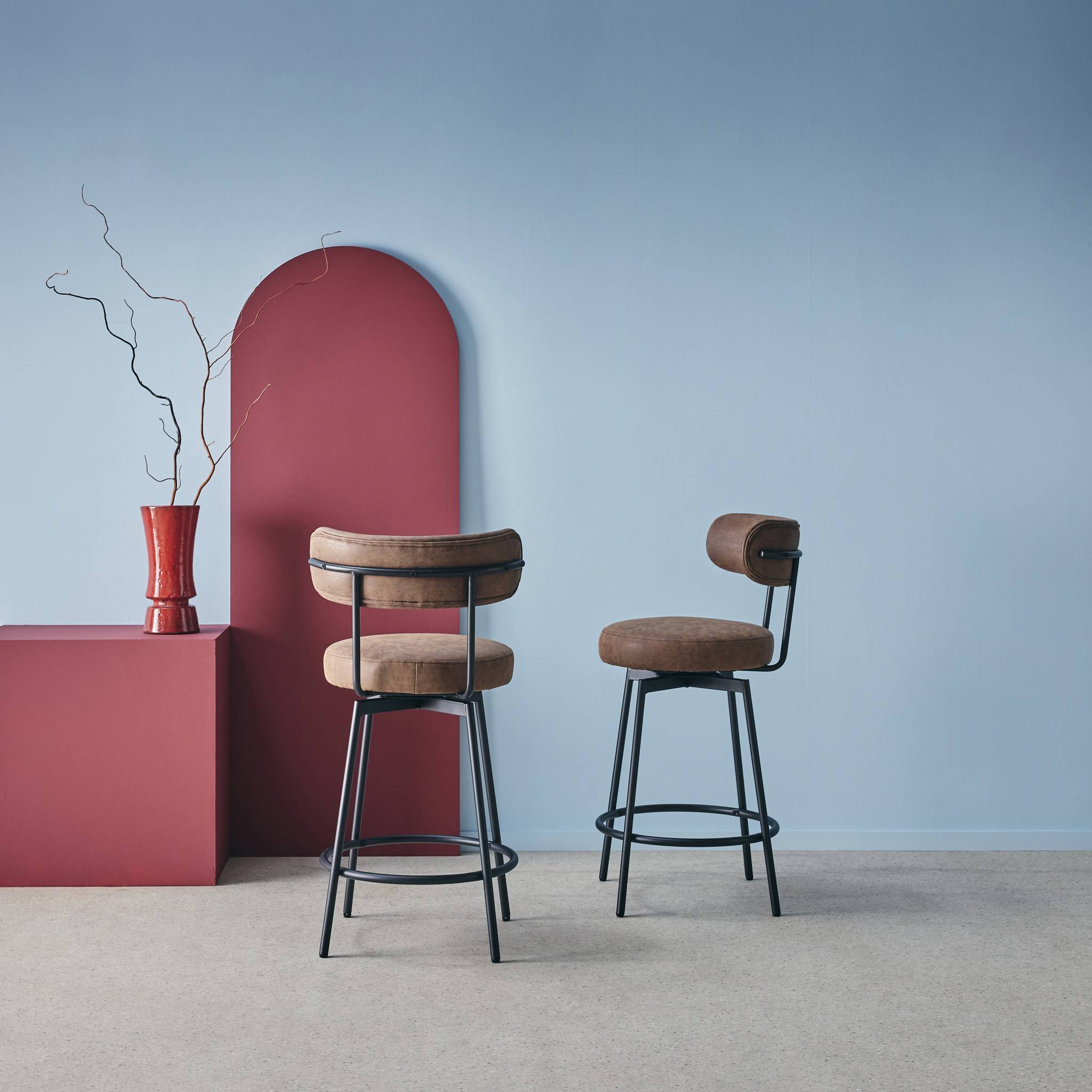 Lot de deux tabourets de bar assise rotative métal noir et simili cuir marron - L 50 x P 50 x H 92cm - Iris