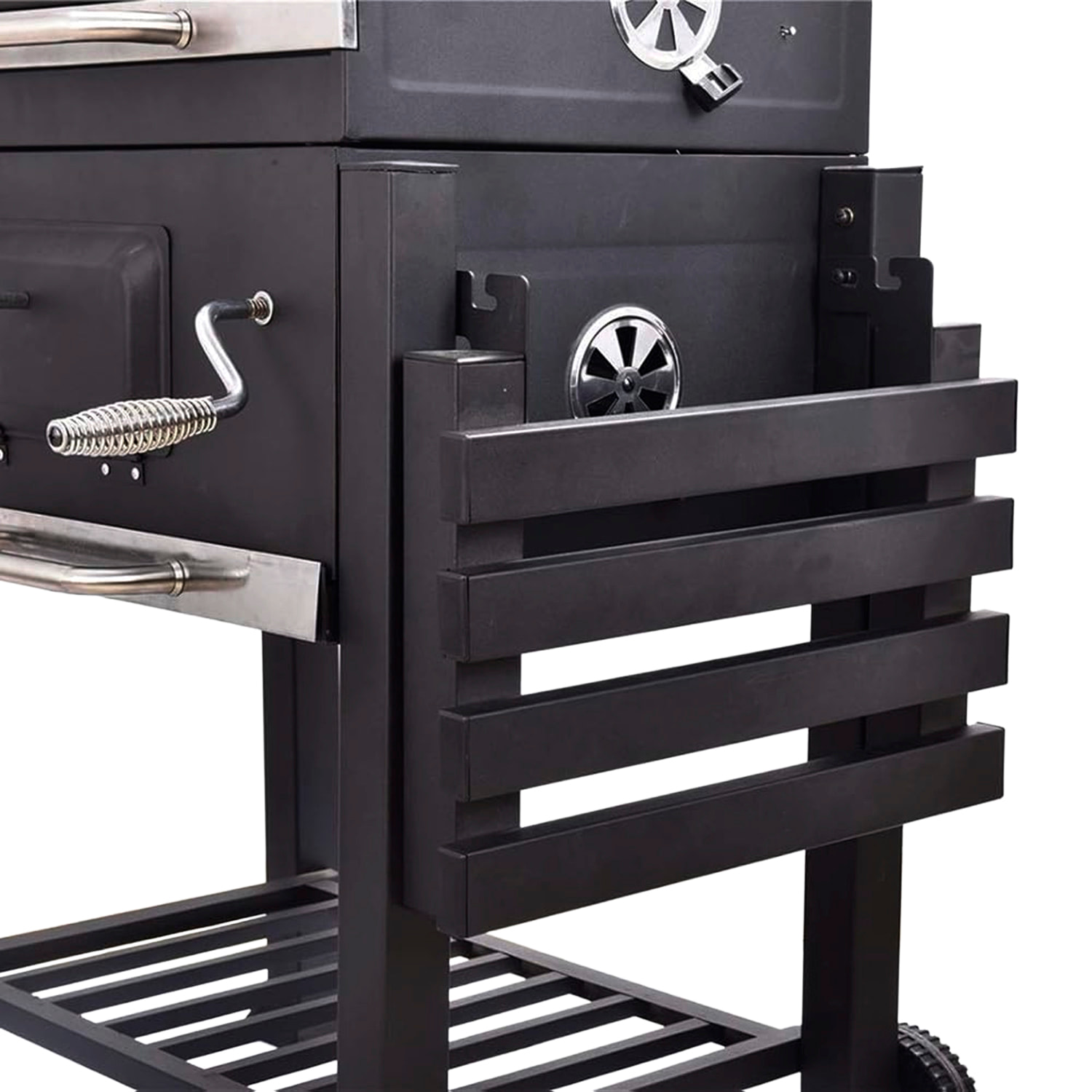 Barbecue a carbone portatile di grande dimensione.