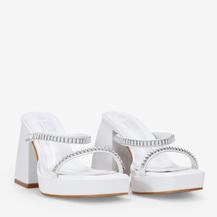 Sandalias de tacón campana blancas destalonadas con piedras a tono