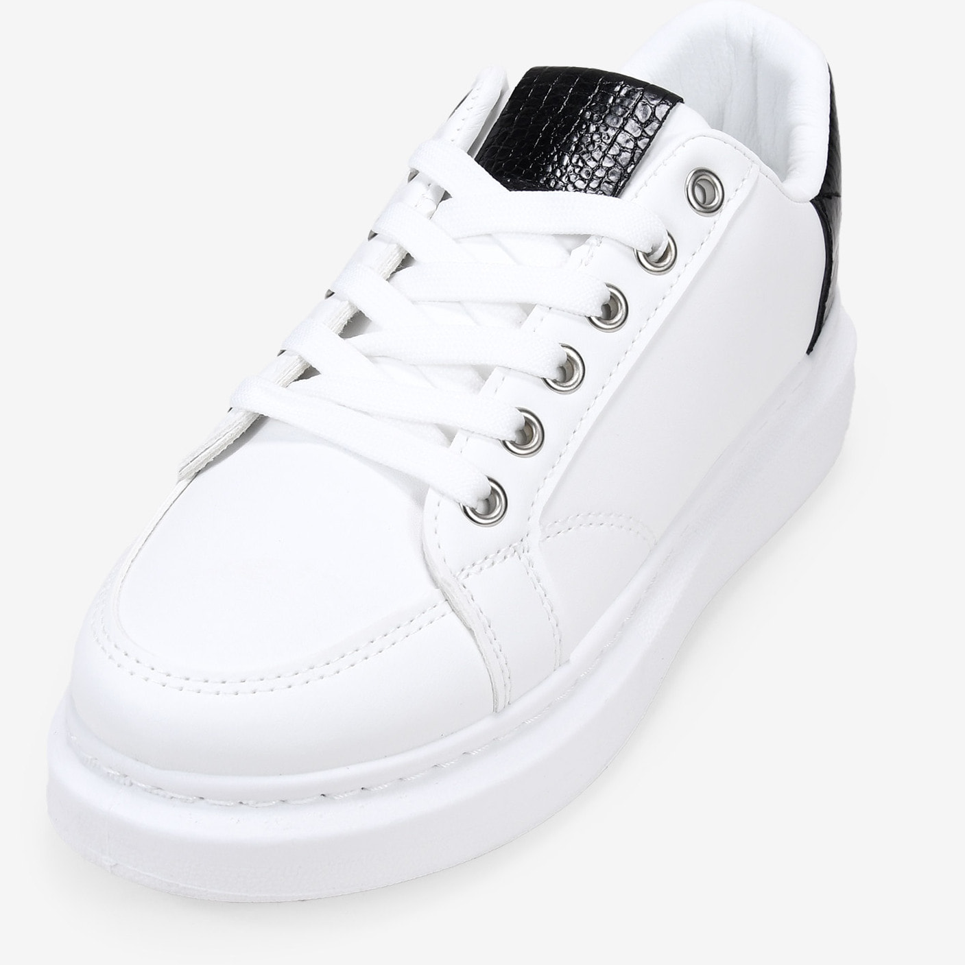 Zapatillas con plataforma blancas y negras con cordones