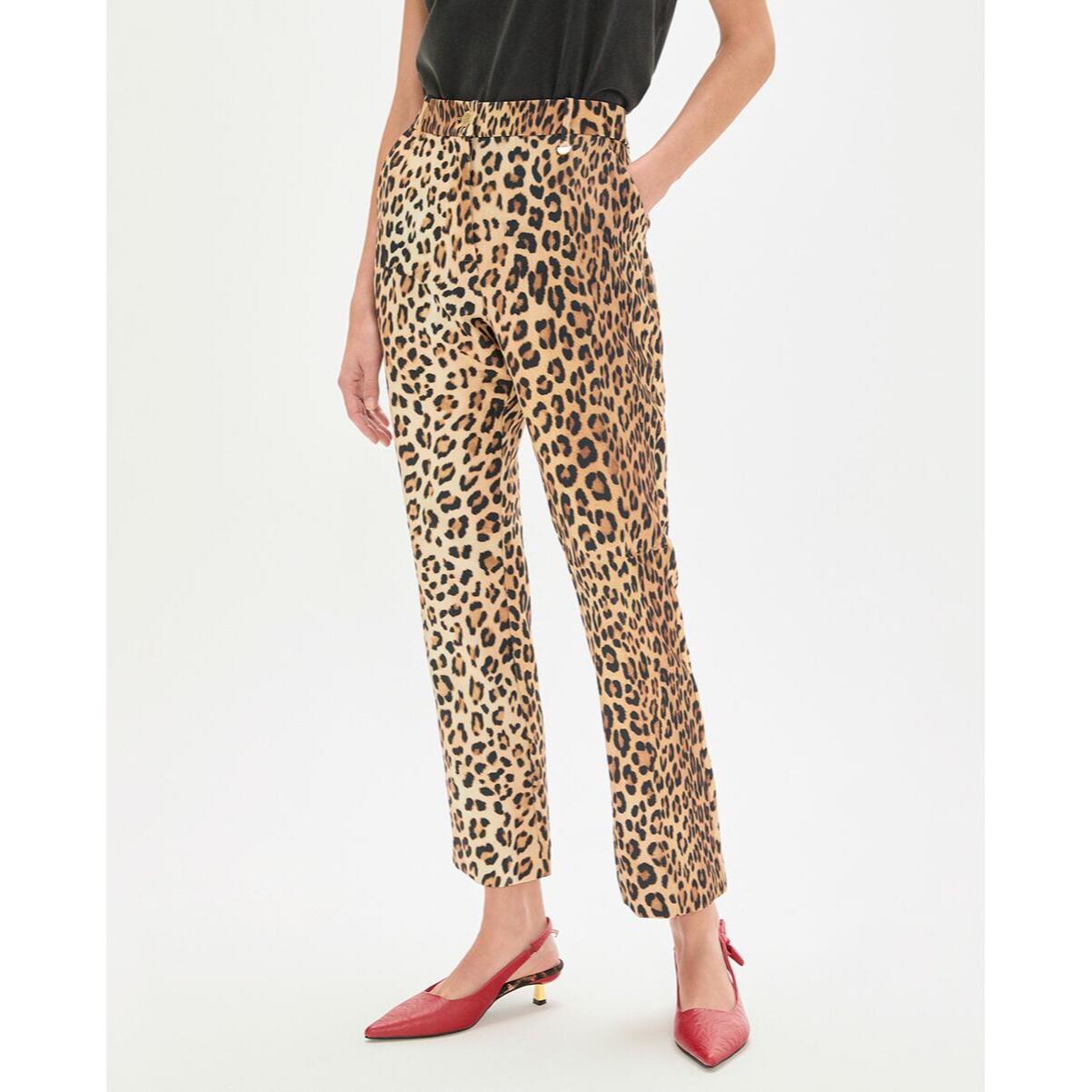 Pantaloni svasati corti con stampa animalier
