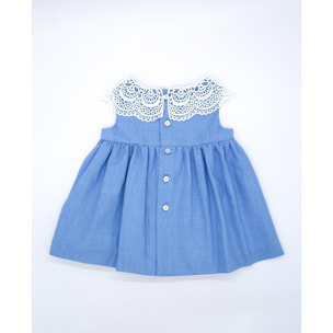 Vestido corto denim, falda fluncida y cuello de guipur blanco.