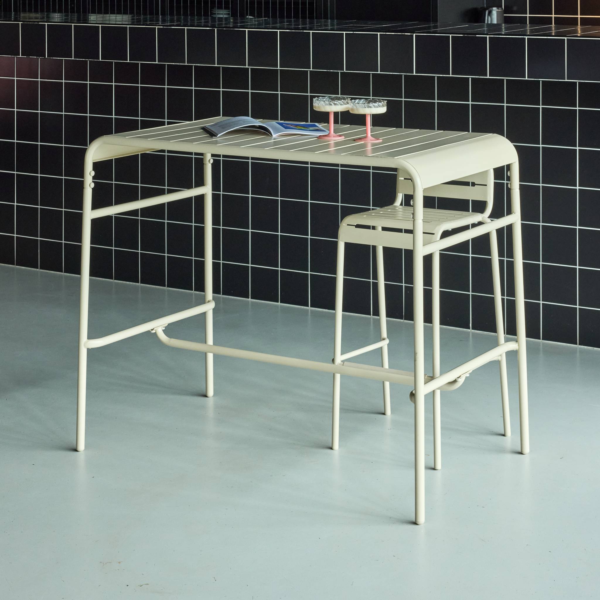 Table haute de jardin métal 4 places. beige. 120 x 70 x 95cm