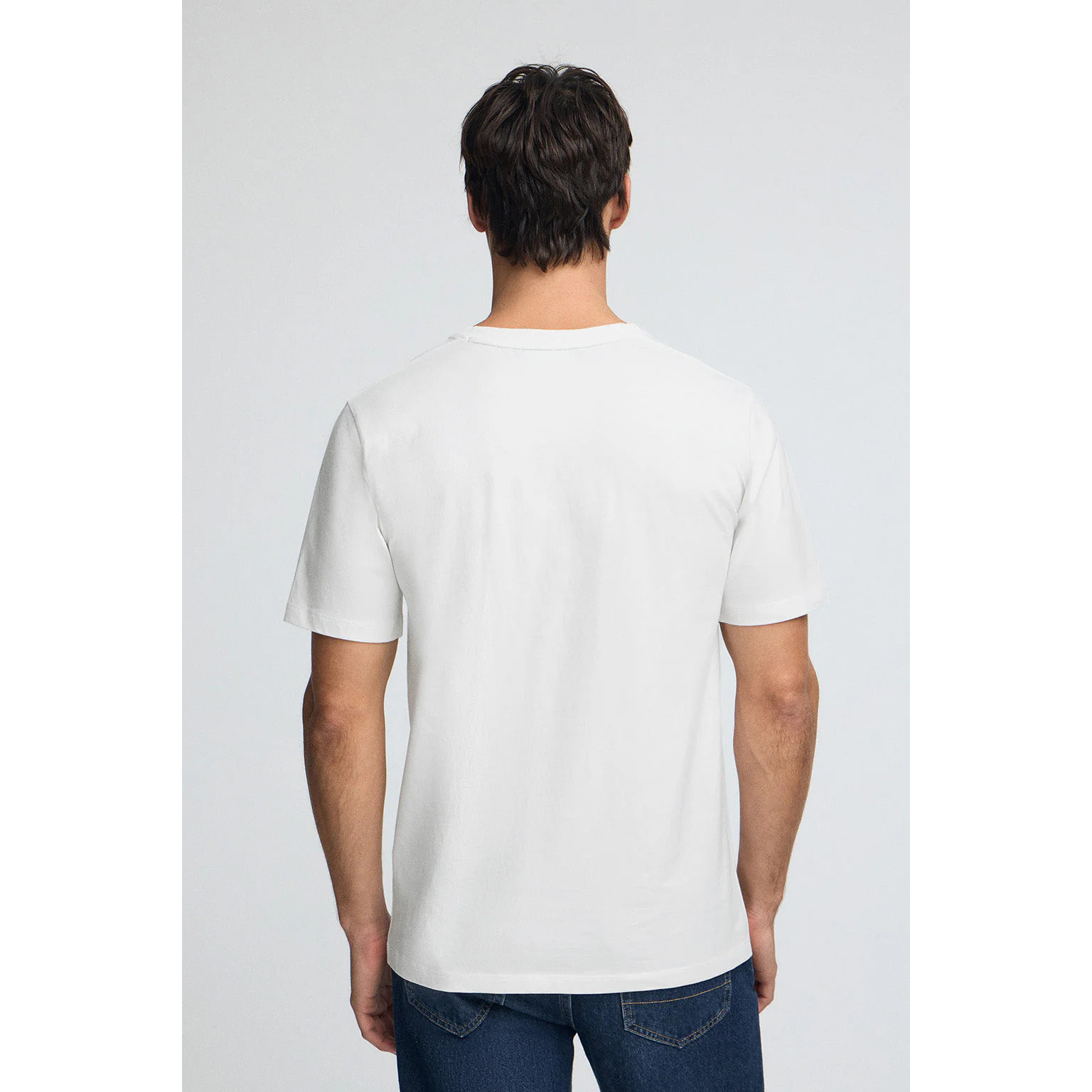 Camiseta blanca con cuello pico y bordado Rigby Go