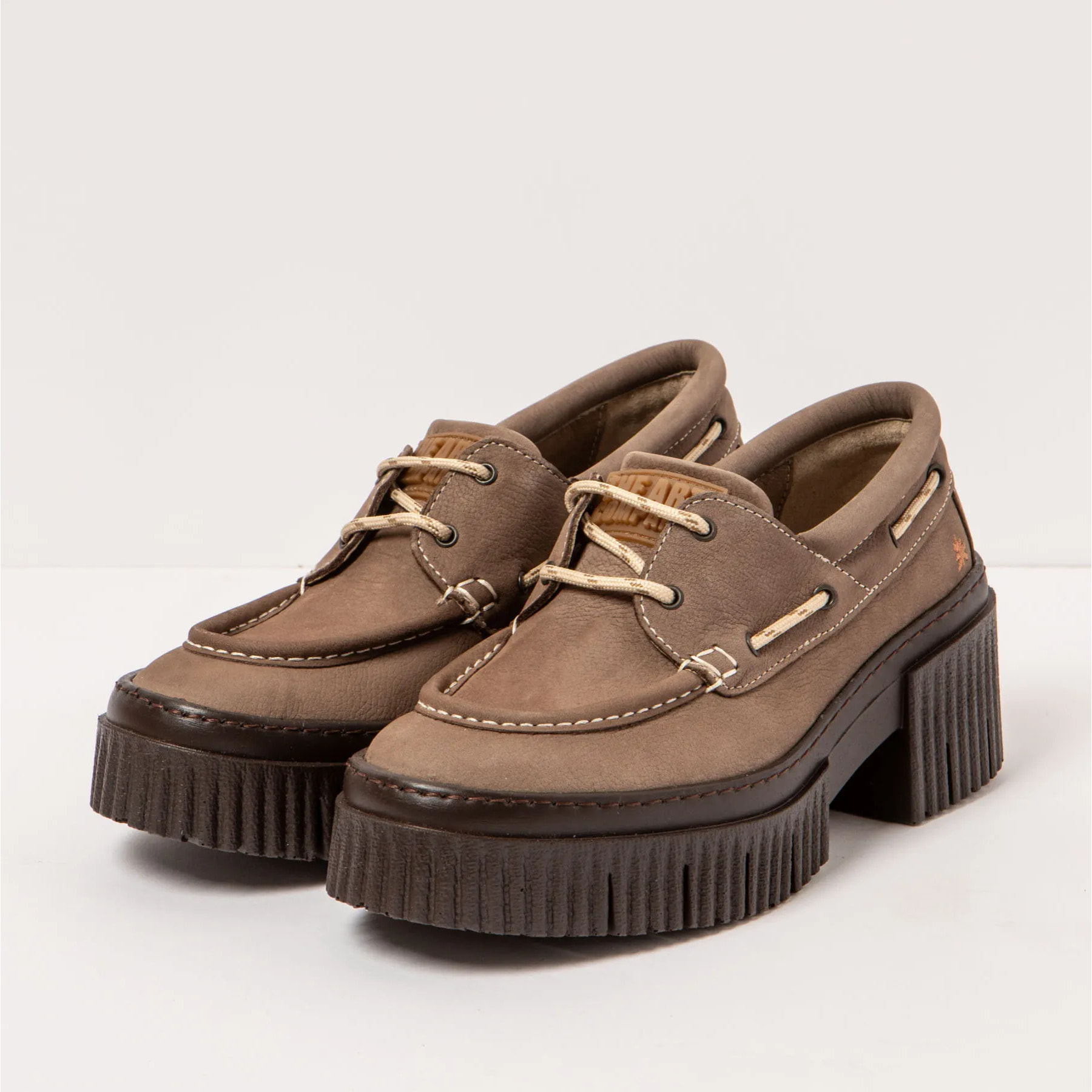 Zapatos con tacón 1379 NOBUCK TAUPE/YORK color Taupe