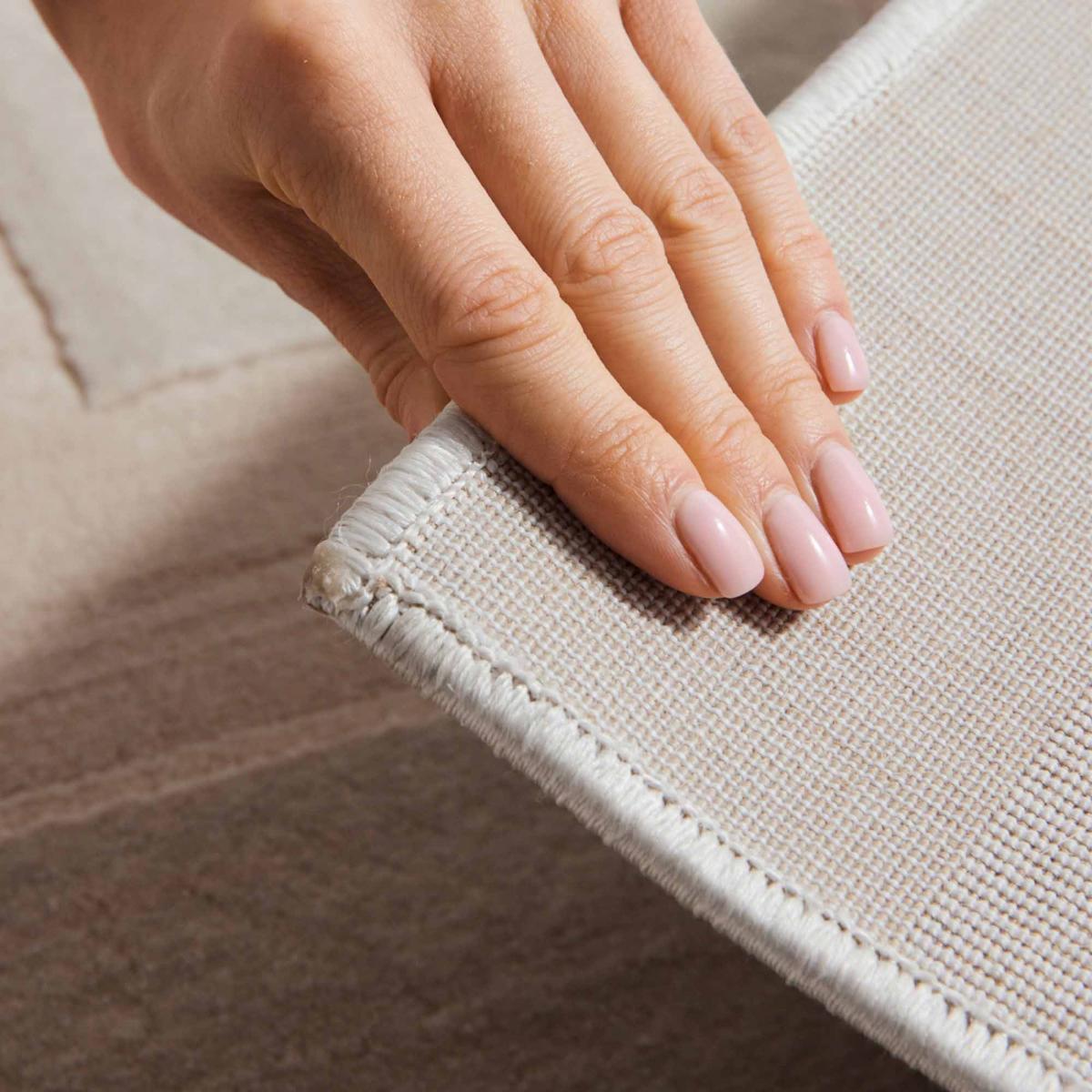 Tapis salon, motif géométrique relief texturé, kavi, design raffiné