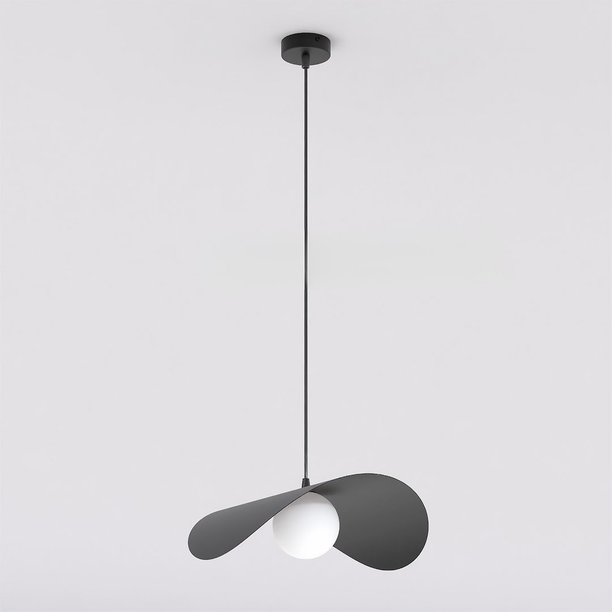Lampada a sospensione Ritual con diffusore sferico in vetro e struttura nera
