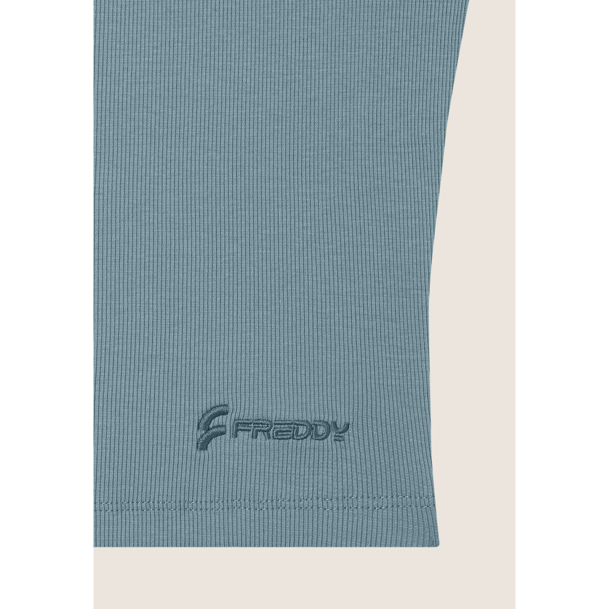 Top a costine stretch con scollo asimmetrico