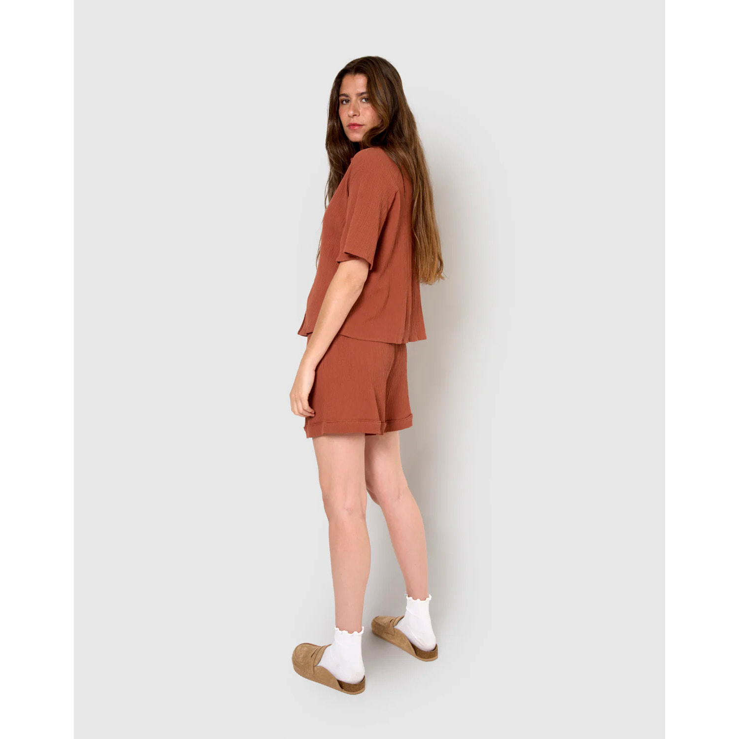 Completo camicia e pantaloncini in cotone con rosetta