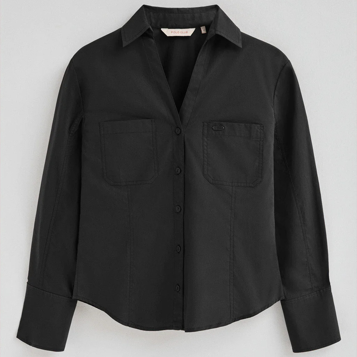 Camisa negra de corte slim y cuello pico