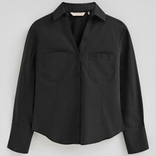 Camisa negra de corte slim y cuello pico