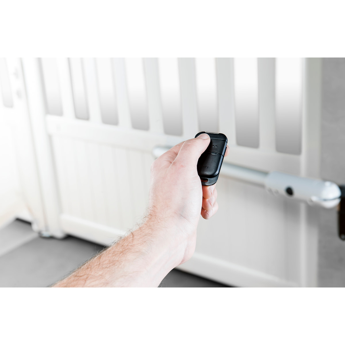 Motorisation de portail à vérin SGS 201 - Livrée avec une télécommande